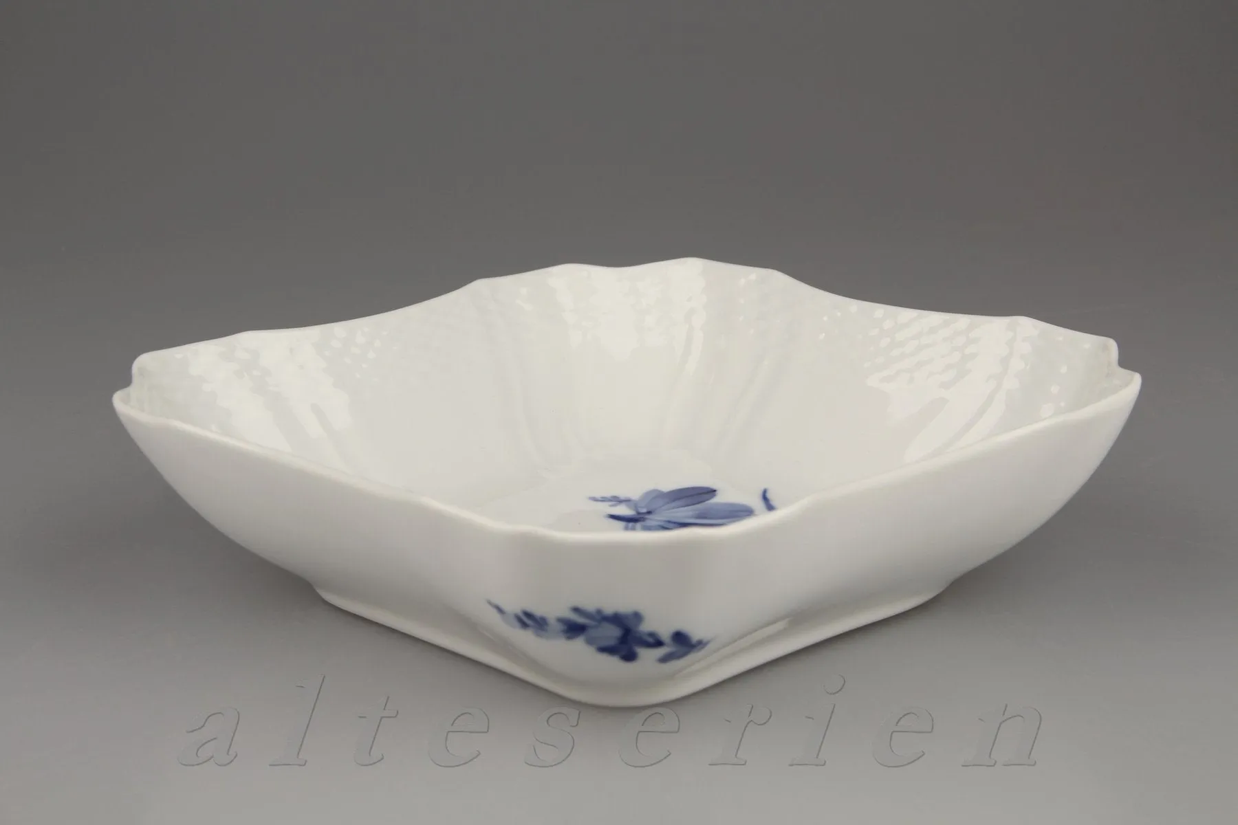 Schüssel viereckig mittelgroß Modell 1522 - Royal Copenhagen Blaue Blume geschweift  I. Wahl