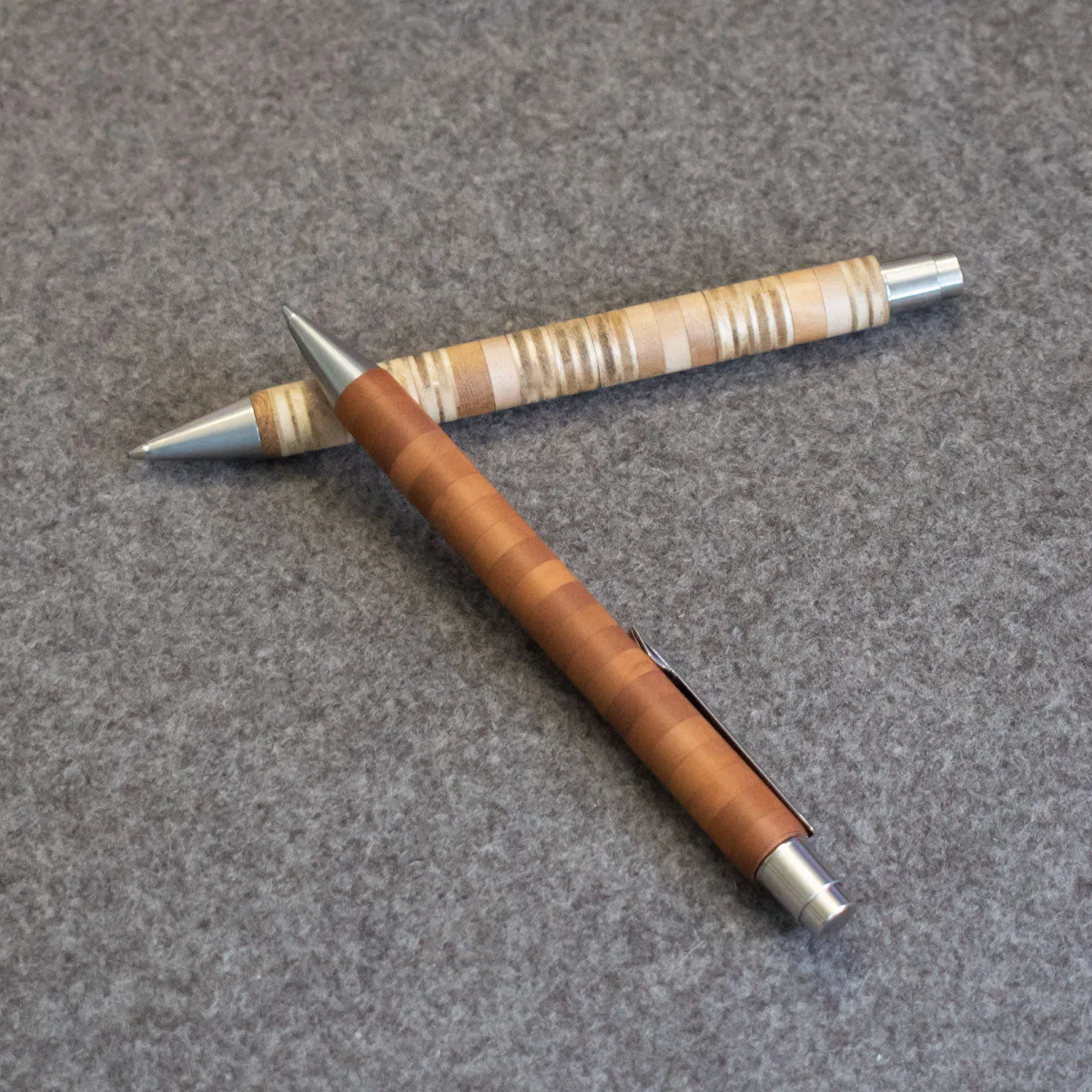 Unverwechselbarer Kugelschreiber 'Patchwork' aus verschiedensten Holzstücken im Streifenlook