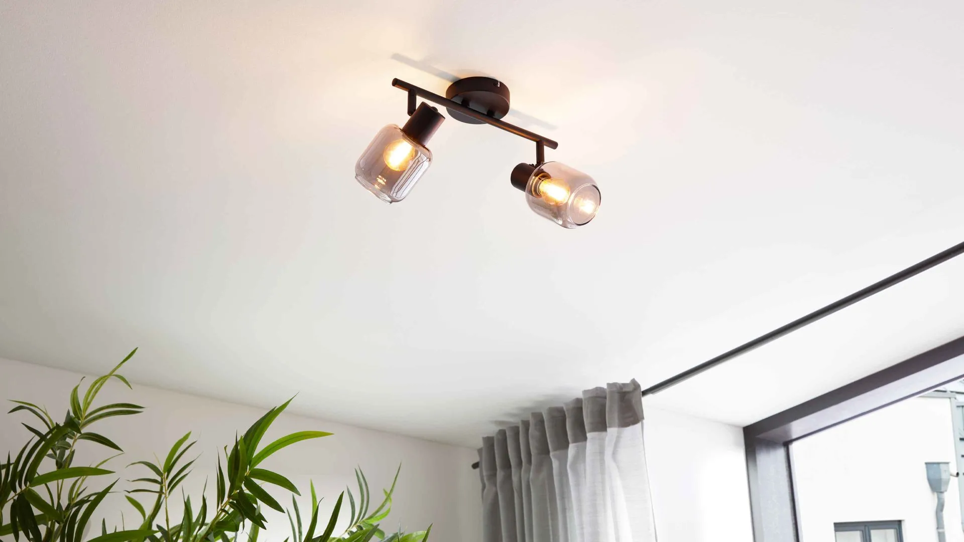 Interliving Leuchten Serie 9341 - Deckenleuchte, Rauchglas & Mattschwarz – Länge ca. 38 cm