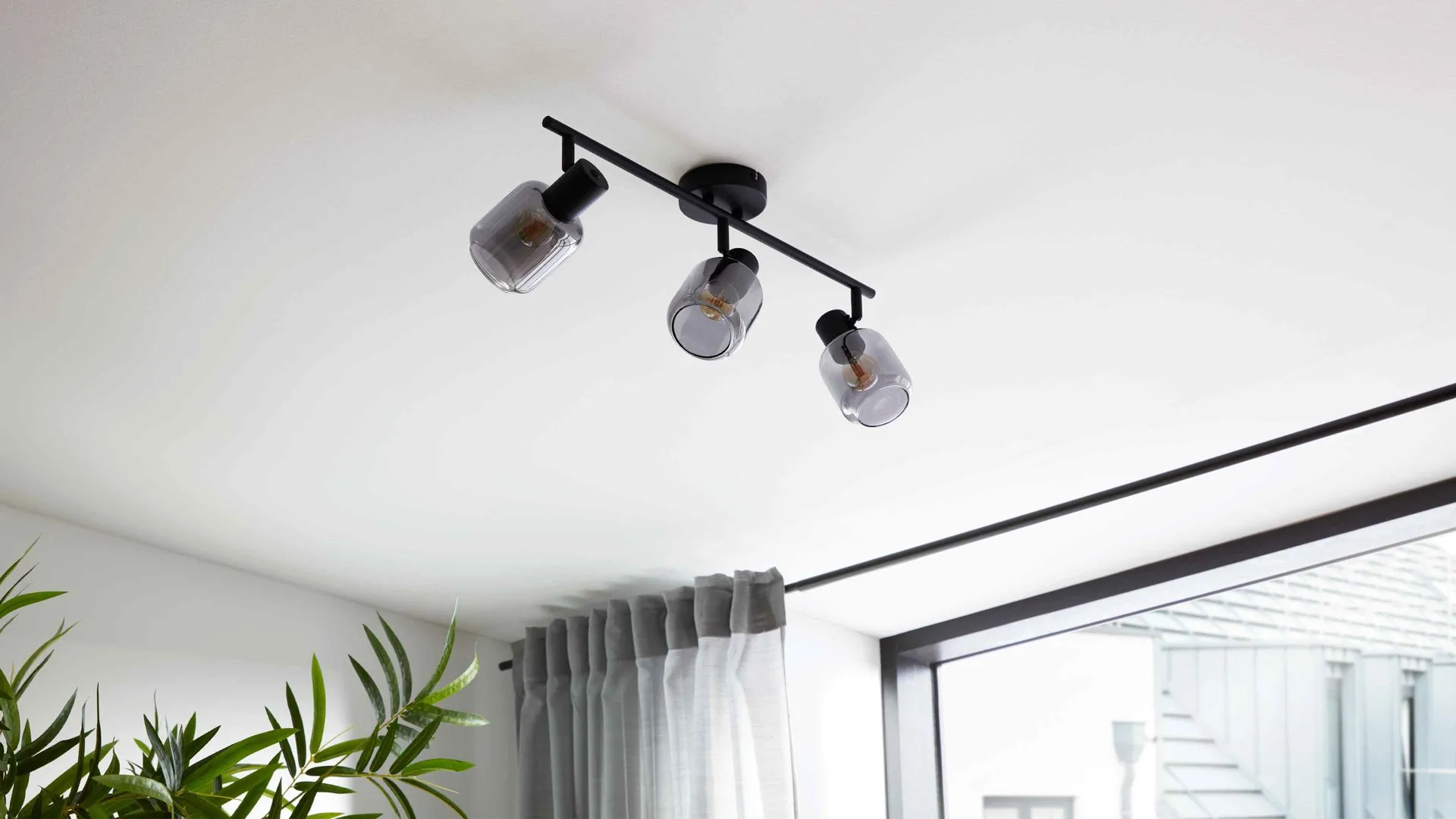 Interliving Leuchten Serie 9341 - Deckenleuchte, Rauchglas & Mattschwarz – Länge ca. 59 cm