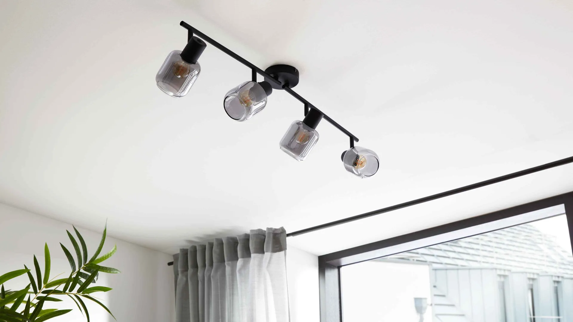 Interliving Leuchten Serie 9341 - Deckenleuchte, Rauchglas & Mattschwarz – Länge ca. 89 cm