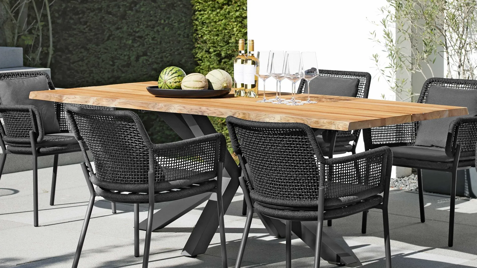 Interliving Gartenmöbel Serie 7002 – Tisch, Teakholz & Aluminium - ca. 220 x 95 cm