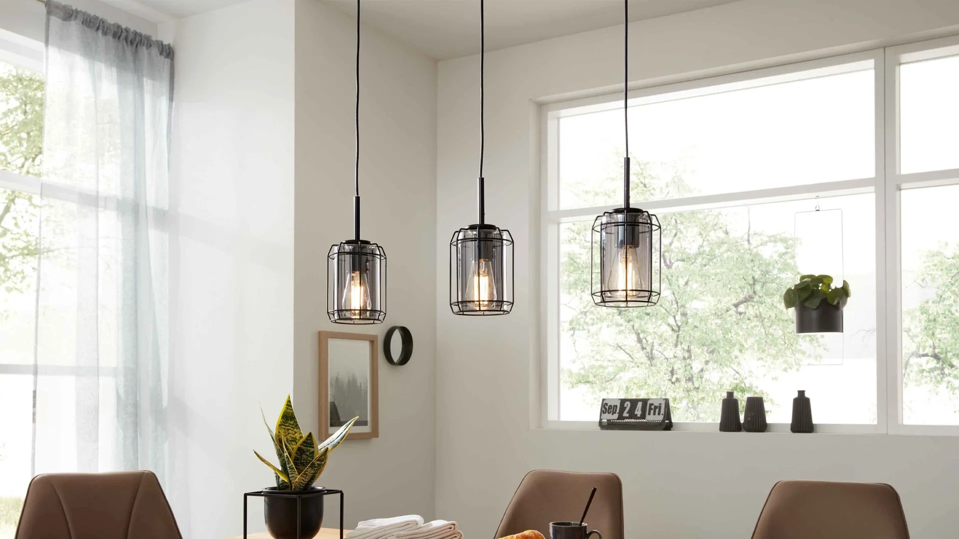 Interliving Leuchten Serie 9331 - Hängeleuchte, Rauchglas & Mattschwarz – Länge ca. 77 cm