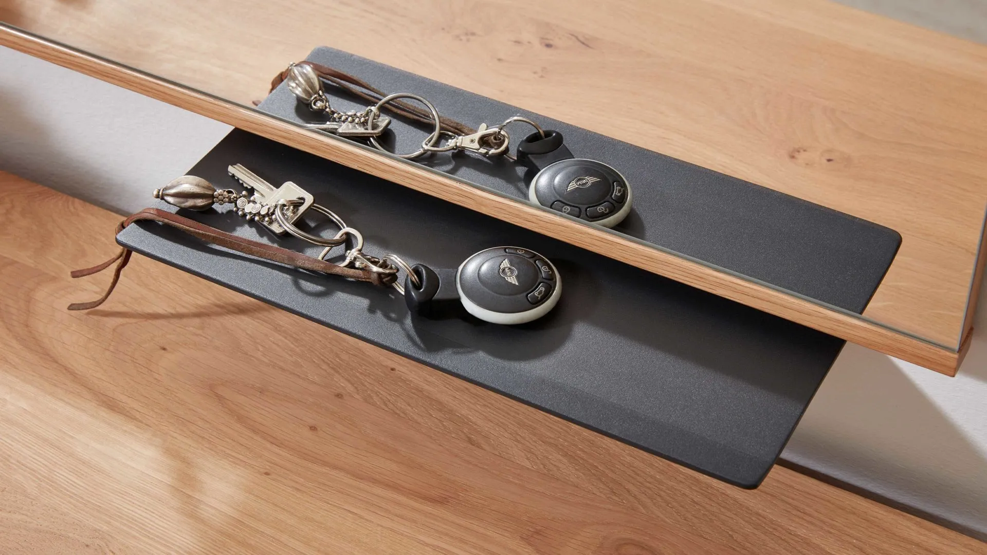 Interliving Garderoben Serie 6005 – Ablageboard 802, anthrazitfarbenes Metall – Länge ca. 32 cm