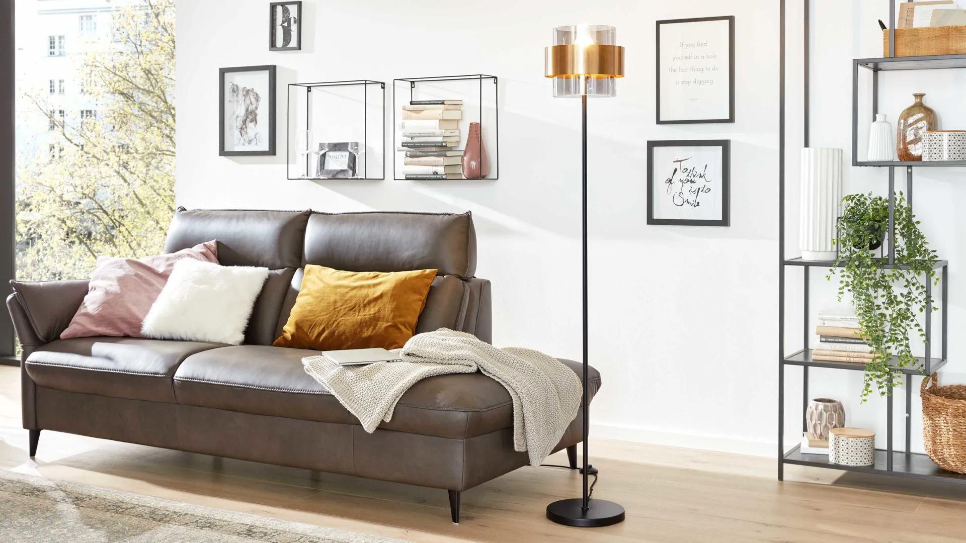 Interliving Leuchten Serie 9333 - Stehleuchte, Rauchglas & Messing – Höhe ca. 154 cm