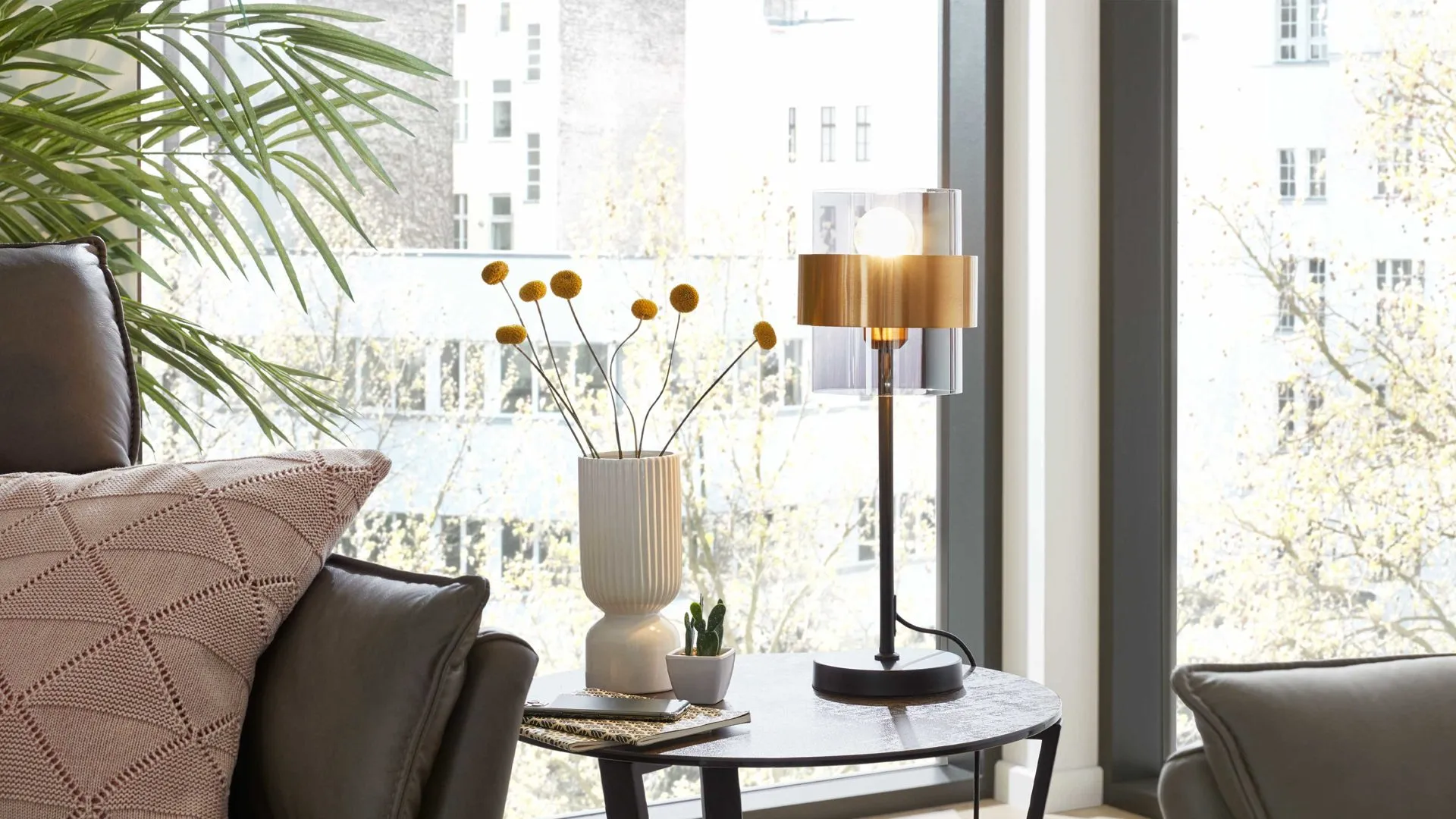 Interliving Leuchten Serie 9333 - Tischleuchte, Rauchglas & Messing – Höhe ca. 49 cm