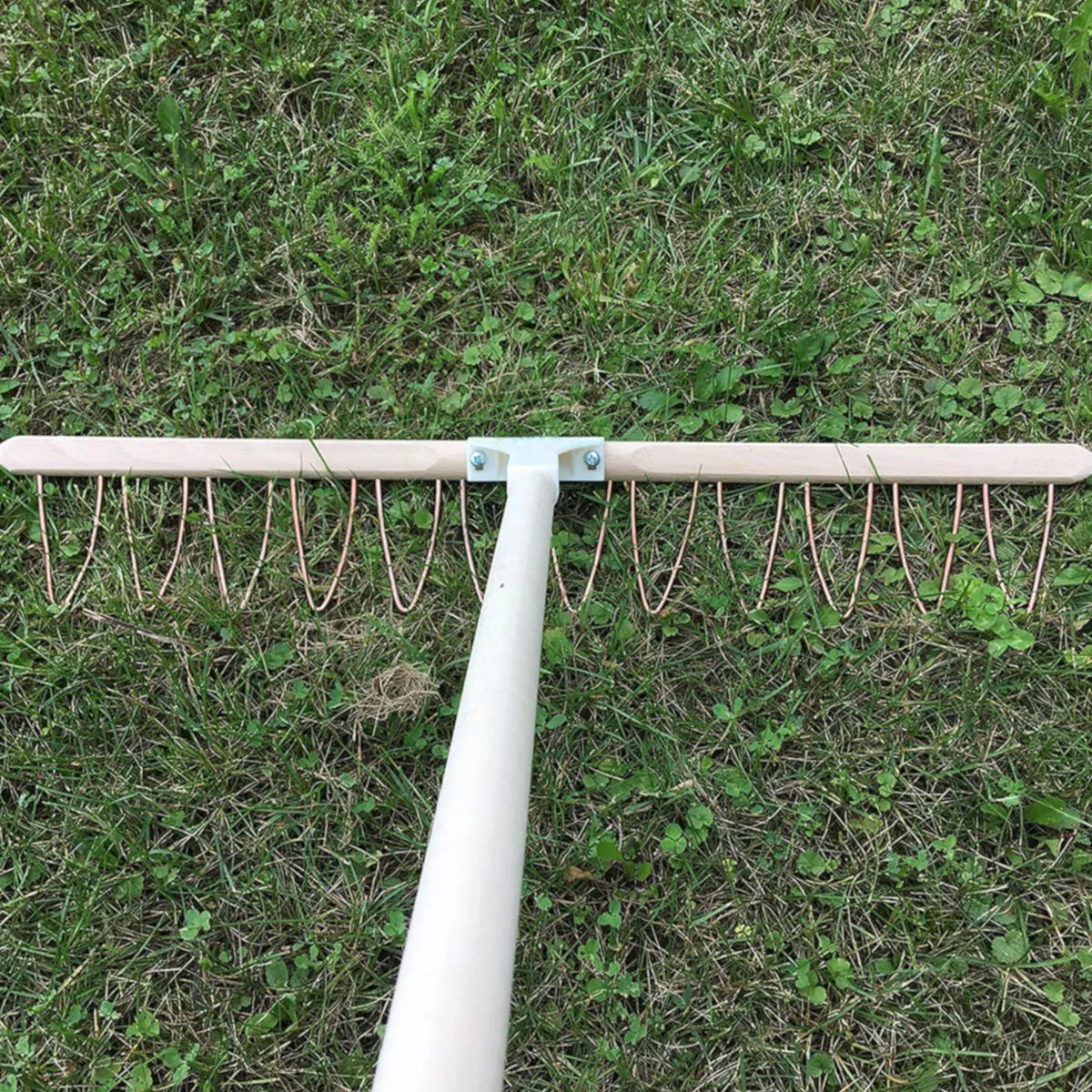 Stabiler und gleitfähiger Drahtbügelrechen 73 cm | mit 12 Zinken | Kupferdrahtbügel & Buchenjoch & Lindenholz Stiel | für Gras und Laub | Handgemacht in Österreich