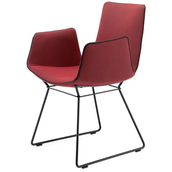 Amelie Armlehnstuhl mit Metallgestell von Freifrau