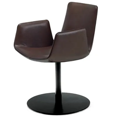 Amelie Armlehnstuhl mit Tellerfuß von Freifrau