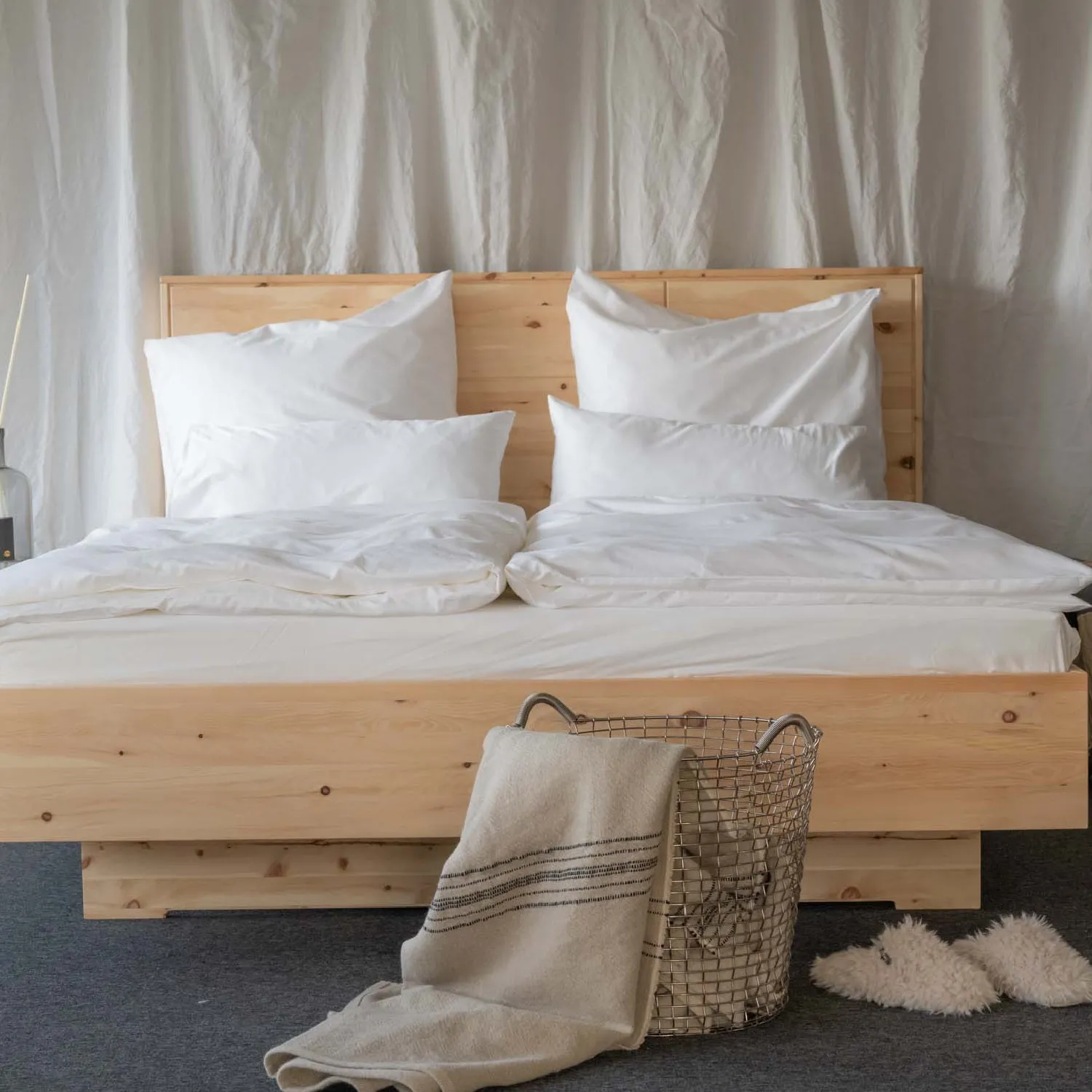 Zirbenduftbett | Schlafen mit der Zirbe | massive Zirbe |Kopfteil mit schallreduzierender Polsterung | B 180 x L 200 cm | Made in Austria