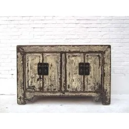 China Kommode kompakte Anrichte shabby chic schmutzweiße Pinie deutliche Gebrauchsspuren hier bei Luxury Park