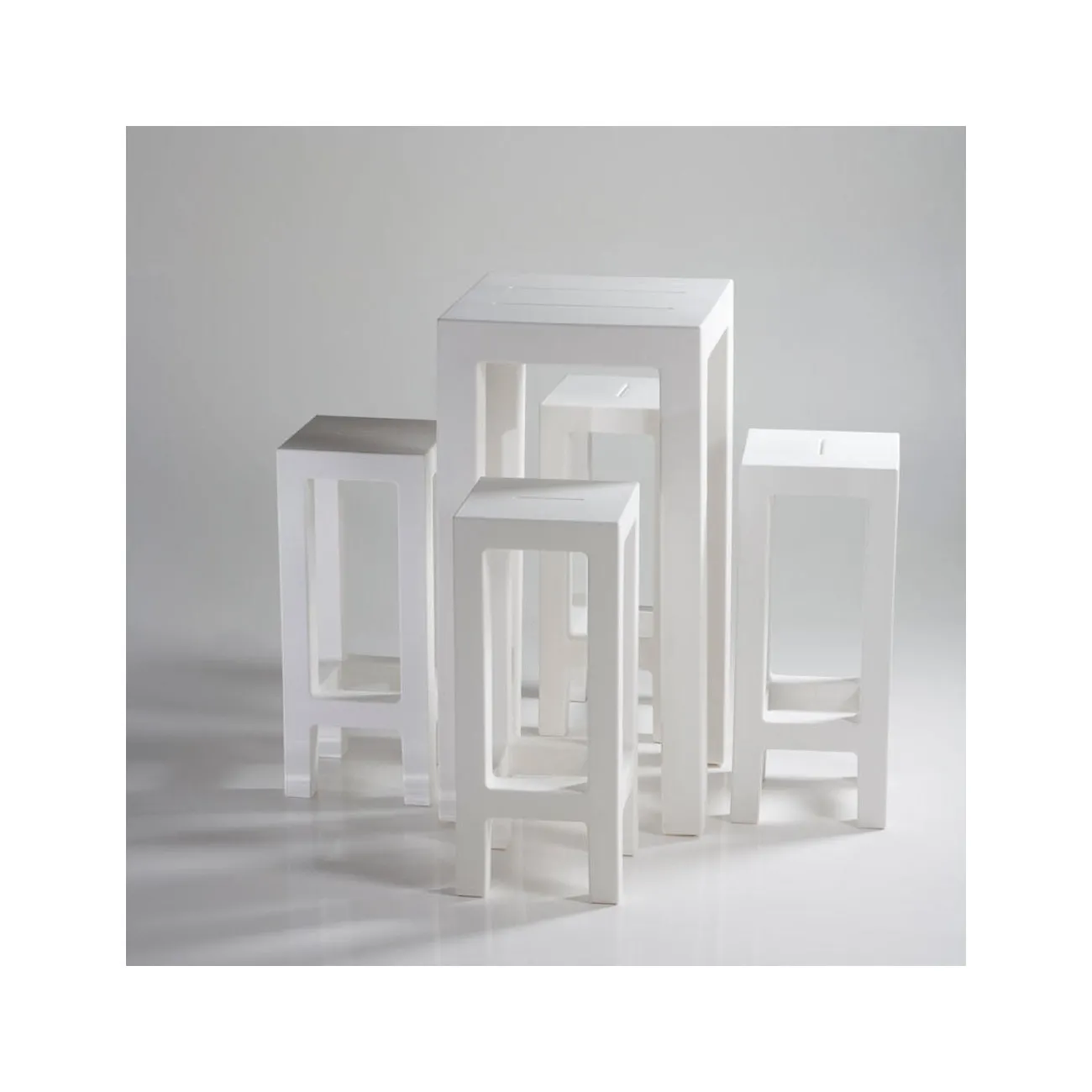 JUT - Set aus Stehtisch und 4 Hockern