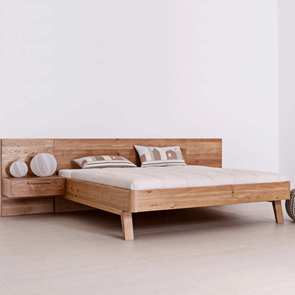 Klassisches Massivholzbett 'Alp Style' | mit massiver Wandvertäfelung | verschieden Größen und Ausführungen | Made in Südtirol