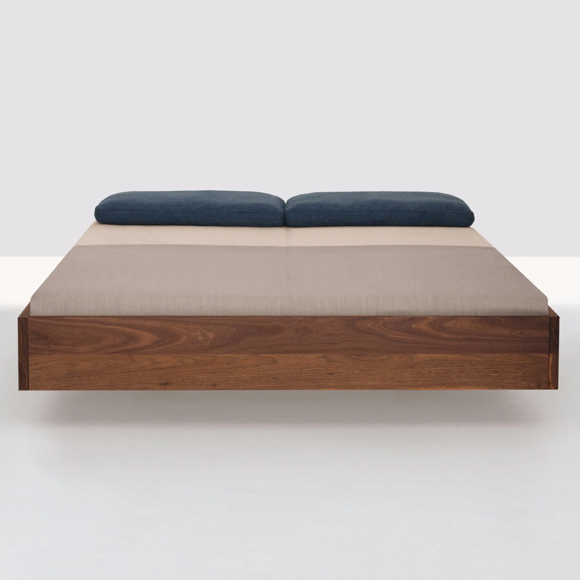 Simple Massivholzbett von Zeitraum Möbel