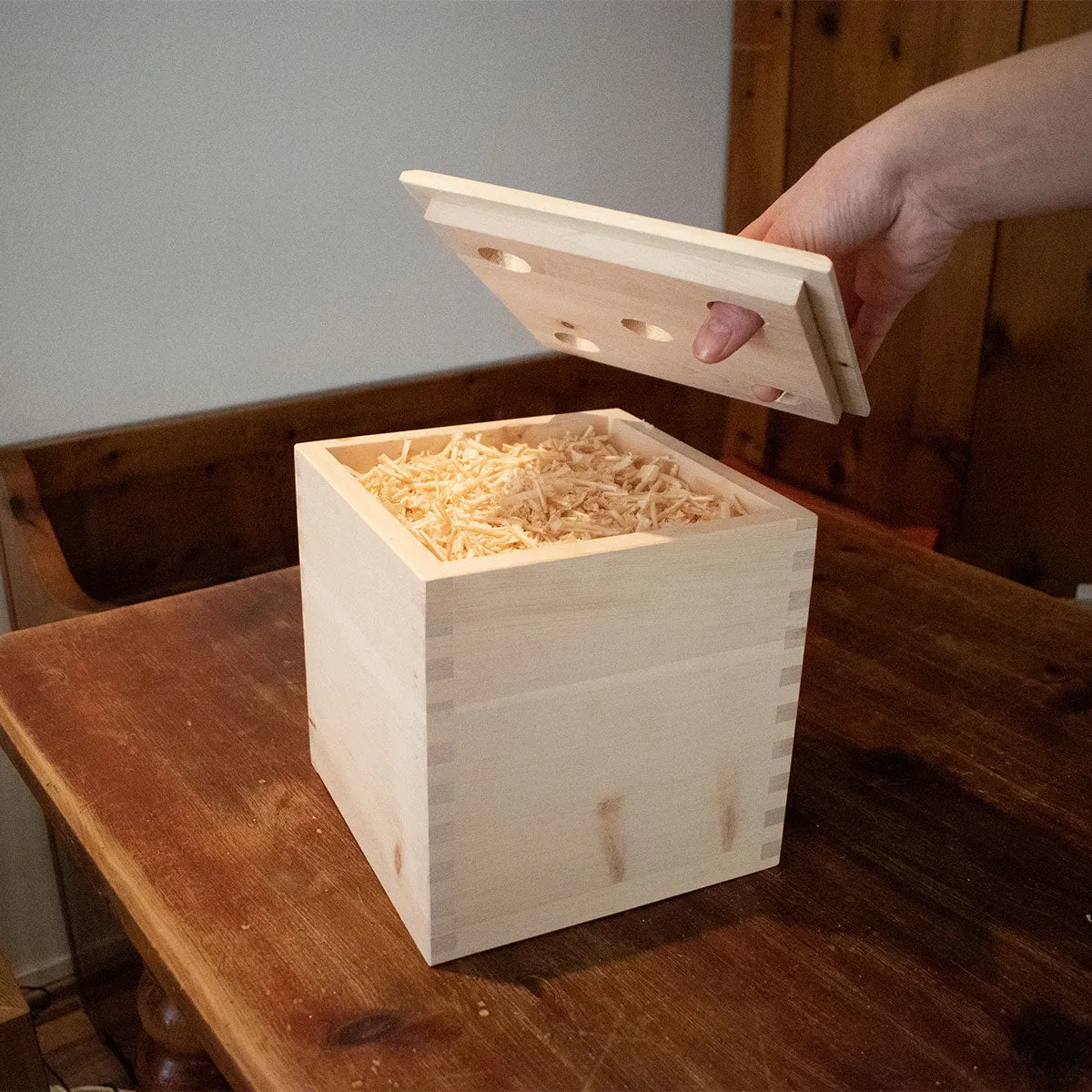 Zirbenduftwürfel | befüllt mit Zirbenspänen | 100% Zirbenholz | B 20 x T 20 x H20 cm | Made in Austria